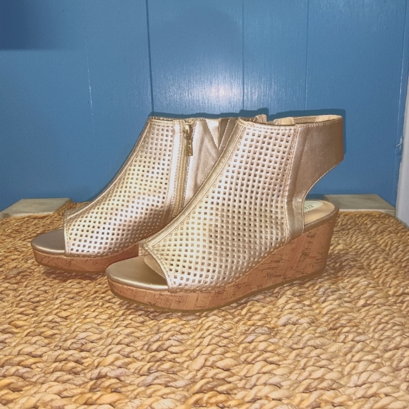 Kenneth Cole Reaction Girls Corrine Charlo Wedge in Dusty Gold  Sz 4 Big Kid - Picture 1 of 11